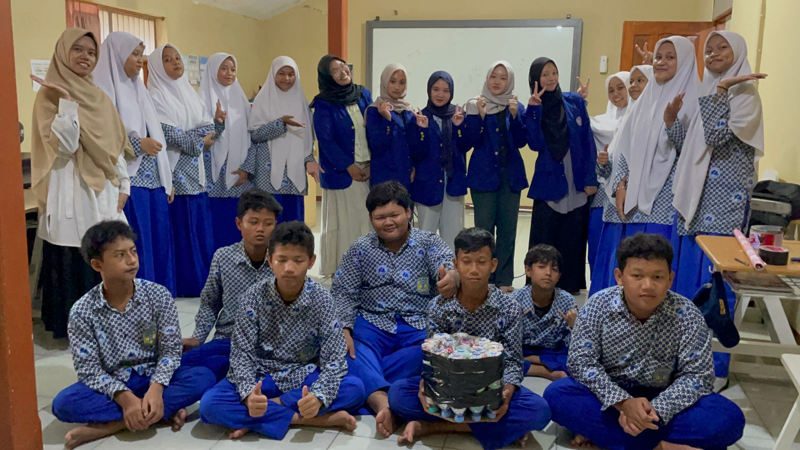 Kreatif! Siswa SMPIT Bakti Insani Sulap Limbah Plastik Jadi Ecobrick Bersama Mahasiswa UNY